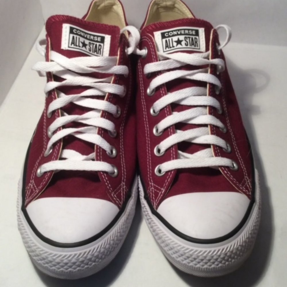 Converse Burgundy low rise. Women's size 12/Men's size 10
